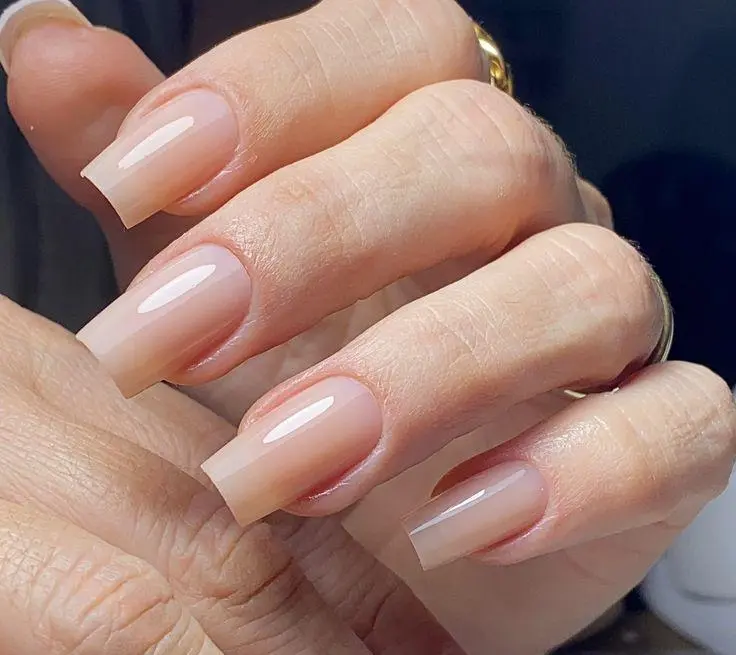 Aplicação em Gel — Alongamento e sobreposta em gel com acabamento naturalista — Força e elegância que duram semanas. Perfeitas, do primeiro ao último dia.